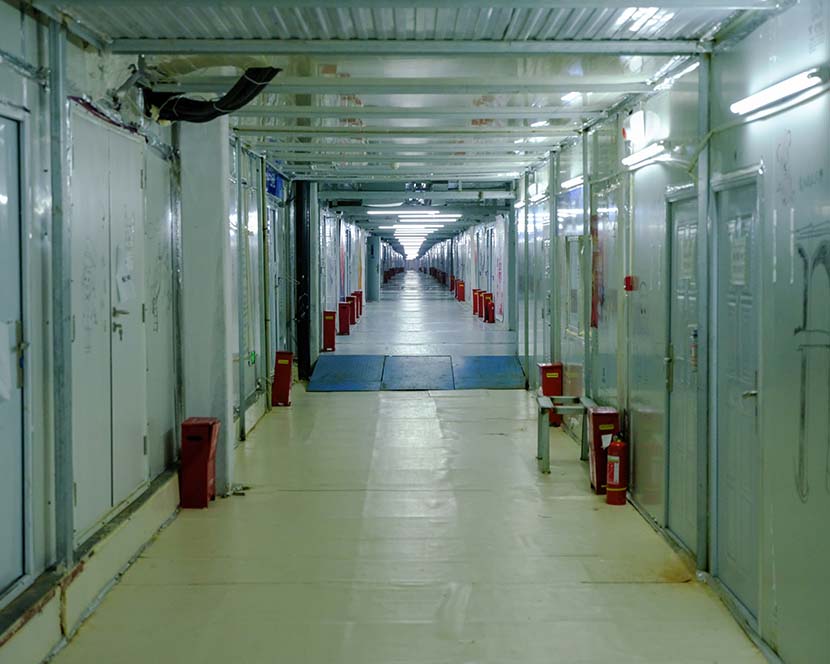An empty hallway inside  Leishenshan Hospital in Wuhan, Hubei province, April 20, 2020. Shi Yangkun/Sixth Tone