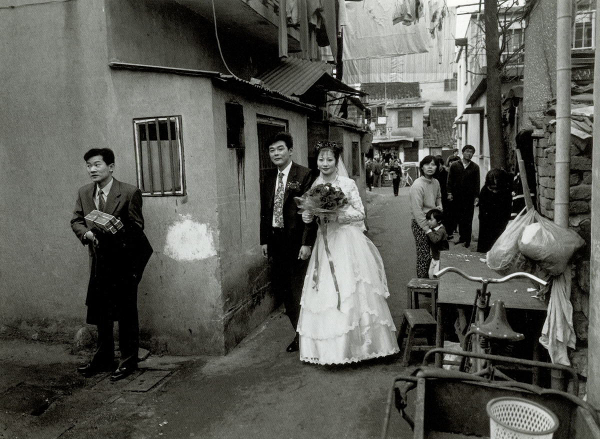 A wedding held on Tongshan Street, Shanghai, 1999. Courtesy of Wu Jianping