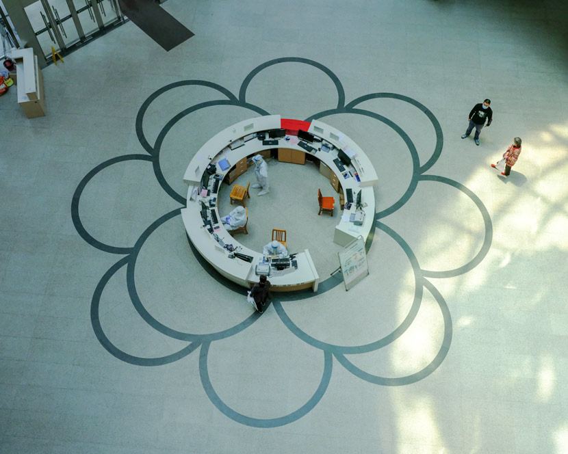 A view of the lobby at Wuhan Central Hospital in Wuhan, Hubei province, April 9, 2020. Shi Yangkun/Sixth Tone