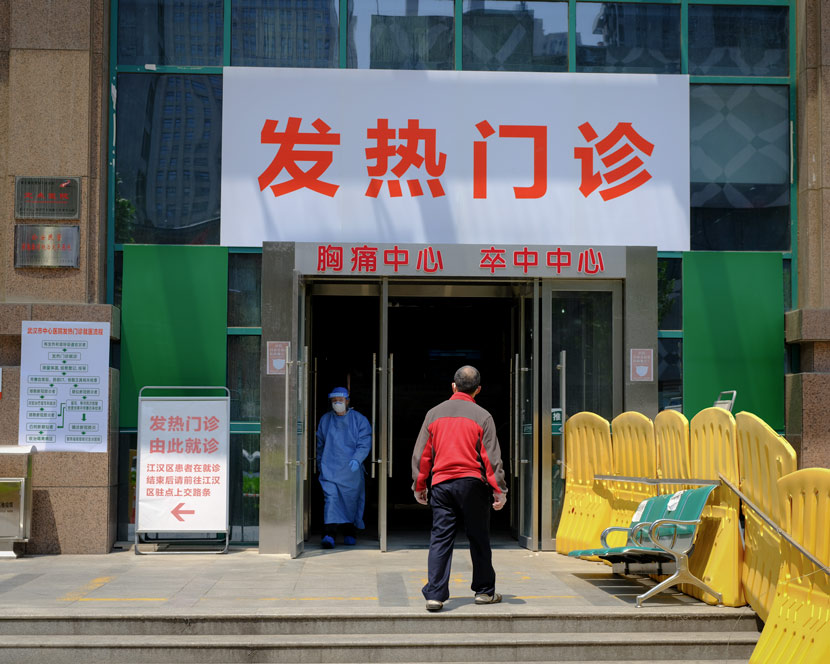 A patient enters a fever clinic at Wuhan Central Hospital in Wuhan, Hubei province, April 9, 2020. Shi Yangkun/Sixth Tone