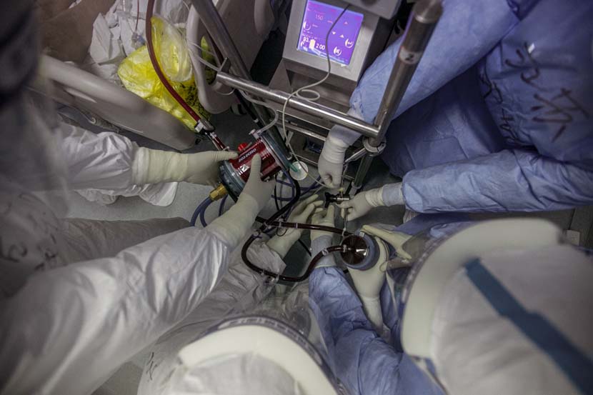 Medical workers install an ECMO, a form of life-support, in Wuhan Pulmonary Hospital, Hubei province, March 31, 2020. Sun Zhan for Sixth Tone