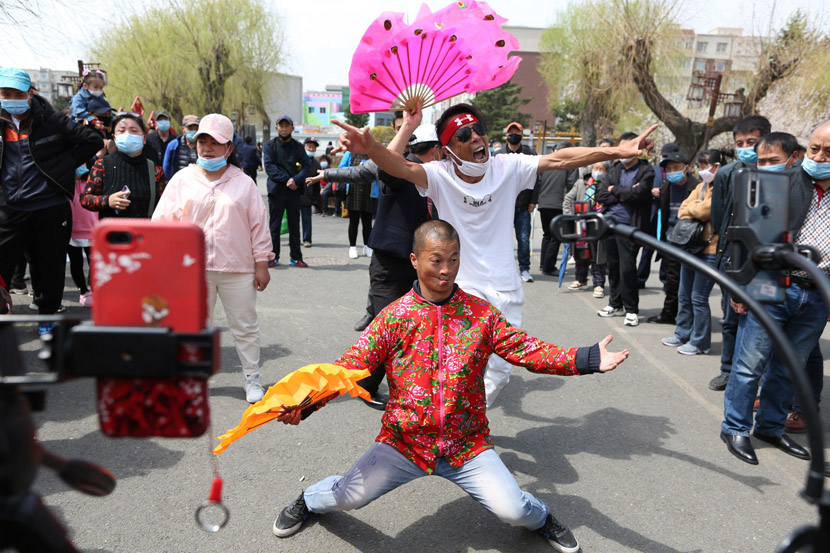 Livestreamers perform at a park in Changchun, Jilin province, May 6, 2020. IC