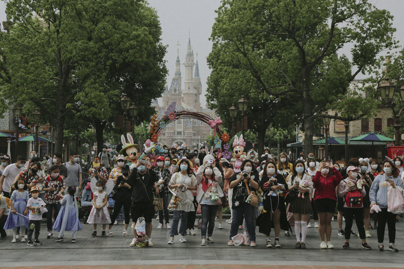Visitors take photos at the Shanghai Disney Resort, May 11, 2020. Shi Yangkun/Sixth Tone