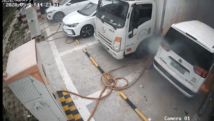 A GIF shows a Zhengzhou Nissan electric vehicle catching fire in Dongguan, Guangdong province. From Weibo