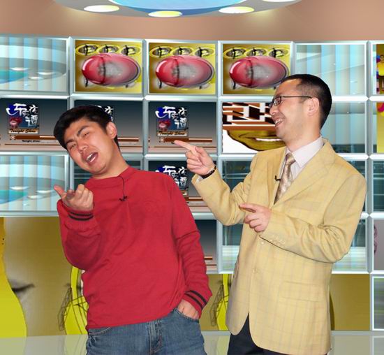 Host Liu Yiwei (right) and Cai Zhaohui pose for a photo while recording the “Tonight Show” in Shanghai, 2005. From Sina Blog