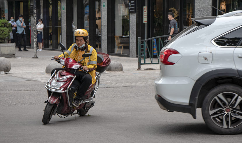 A Meituan delivery driver on the road, Shanghai, May 21, 2020. Kenrick Davis/Sixth Tone