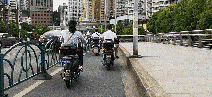 A GIF shows a delivery driver riding along a bridge in Shanghai, May 2020. Kenrick Davis/Sixth Tone
