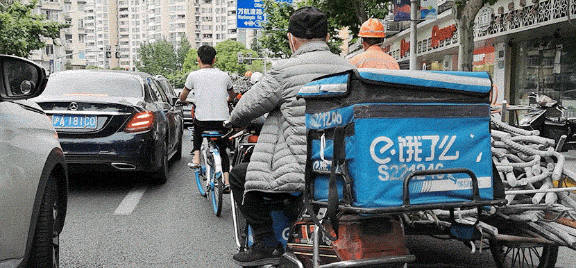 A GIF shows a delivery driver on the road in Shanghai, May 2020. Kenrick Davis/Sixth Tone