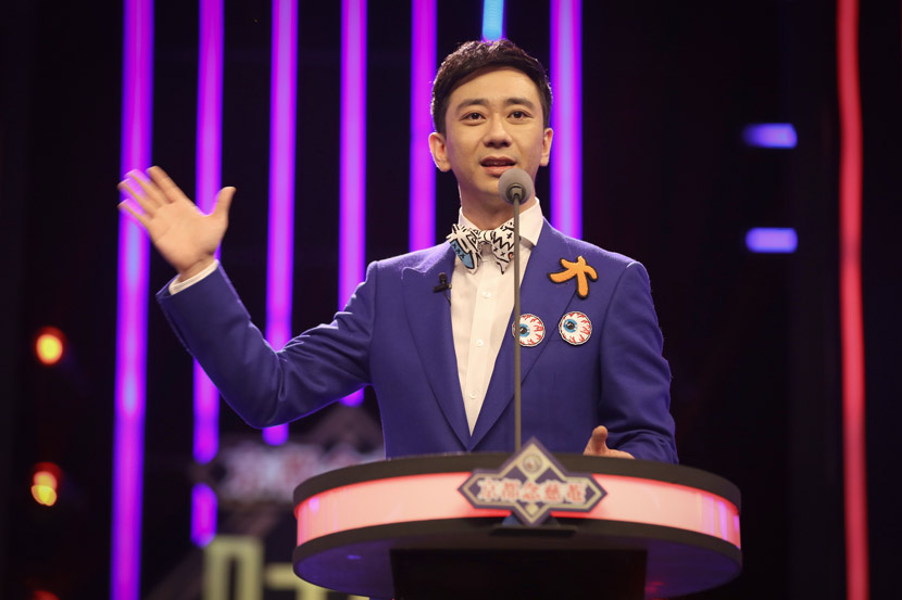 Wang Zijian, who used to host the “The Late-Night 80s-Kid Talk Show,” performs on an episode of “Roast!” from 2016. From Douban