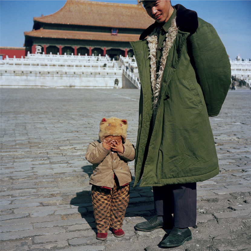 A father and son in the Palace Museum, Beijing, 1981-1982. Courtesy of Ryoji Akiyama via Seisodo