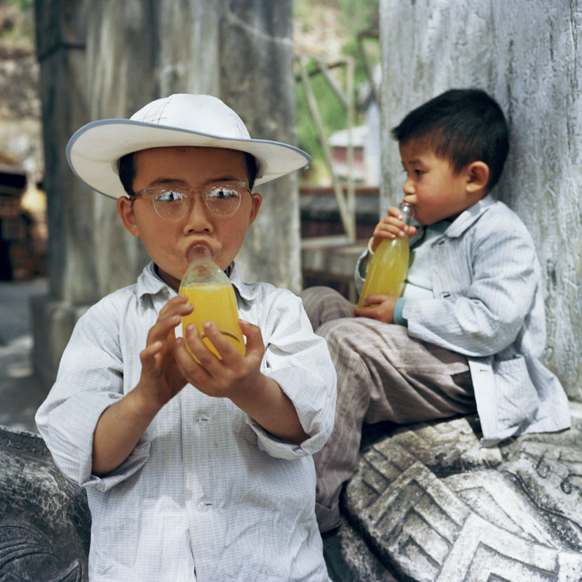 Boys drink orange soda in Tantuo Temple, Beijing, 1981-1982. Courtesy of Ryoji Akiyama via Seisodo