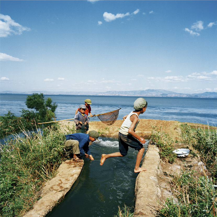 Boys prepare to go fishing by Dian Lake, Kunming, Yunnan province, 1981-1982. Courtesy of Ryoji Akiyama via Seisodo