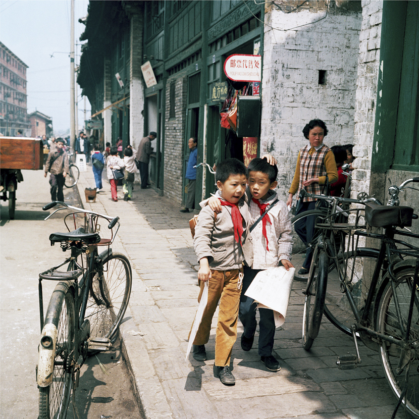 Classmates in Kunming, Yunnan province, 1981-1982. Courtesy of Ryoji Akiyama via Seisodo