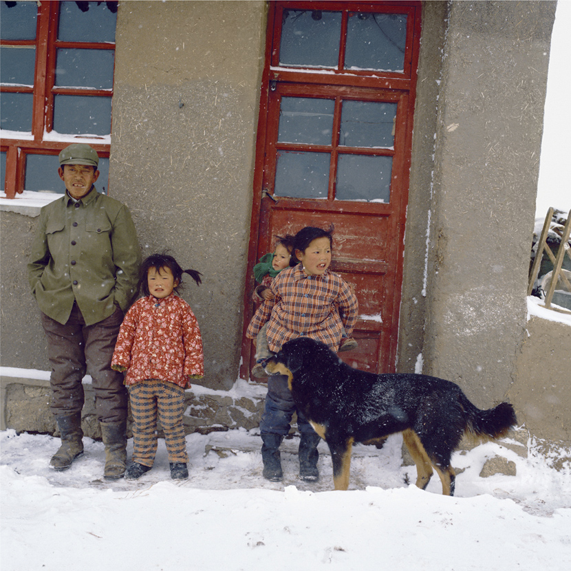 Three sisters and their father outside their house, Inner Mongolia Autonomous Region, 1981-1982. Courtesy of Ryoji Akiyama via Seisodo