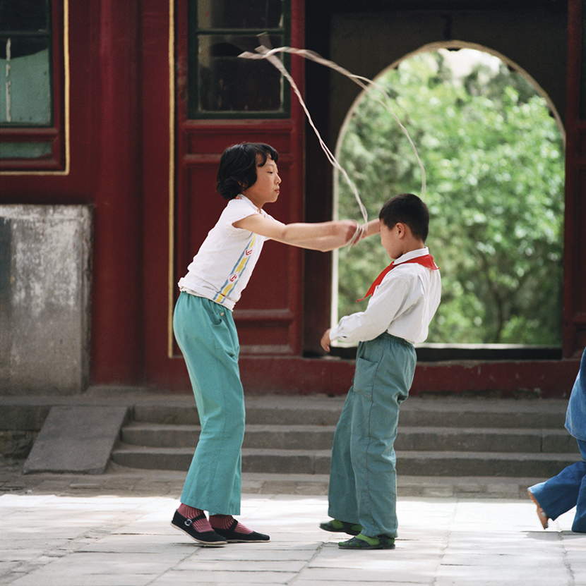Students play jump-rope in Beijing, 1981-1982. Courtesy of Ryoji Akiyama via Seisodo