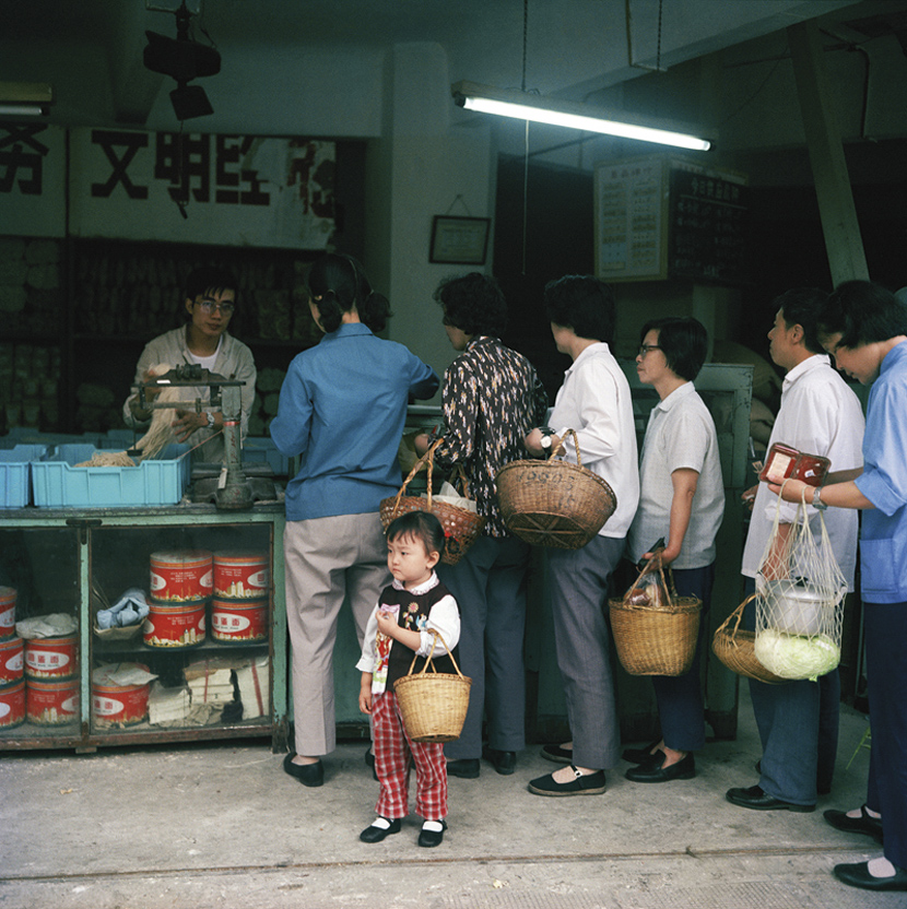 A girl near a noodle shop, Shanghai, 1981-1982. Courtesy of Ryoji Akiyama via Seisodo