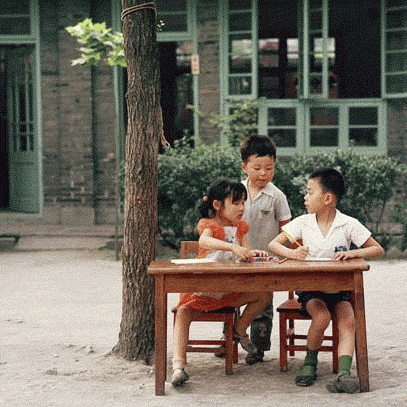 A GIF shows children painting in Chengdu, Sichuan province, 1981-1982. Courtesy of Ryoji Akiyama via Seisodo