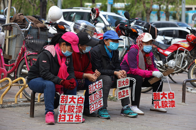 Migrant workers wait by the road for odd-job opportunities in Changchun, Jilin province, June 2, 2020. IC