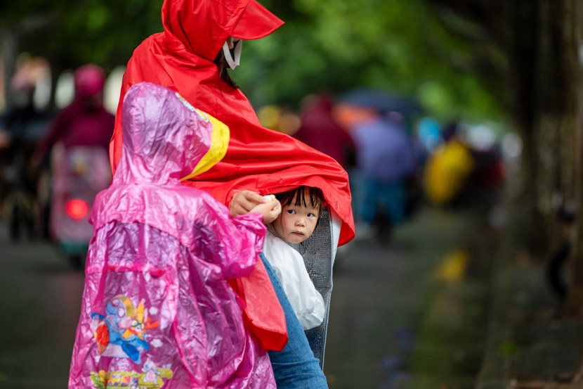 Children en route to school on a rainy day in Lianyungang, Jiangsu province, June 18, 2020. Si Wei/People Visual