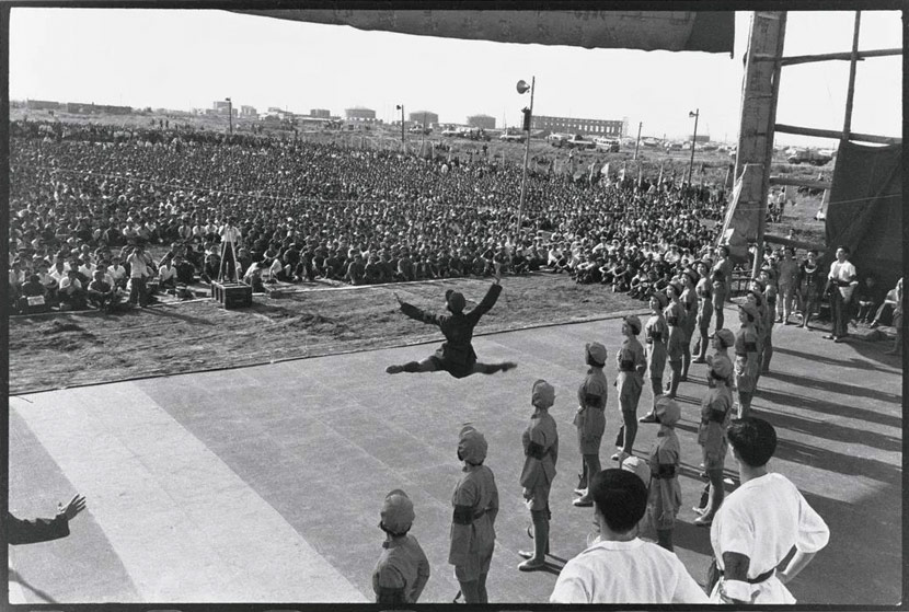 Dancers perform the Chinese ballet “The Red Detachment of Women” to oil workers in Daqing Oil Field, Heilongjiang province, July 20, 1975. Li Zhensheng/The Chinese University of Hong Kong Press
