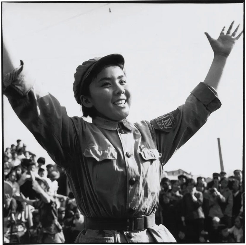 A woman sings “Red Sun” in Beijing, Oct. 18, 1966. Li Zhensheng/The Chinese University of Hong Kong Press