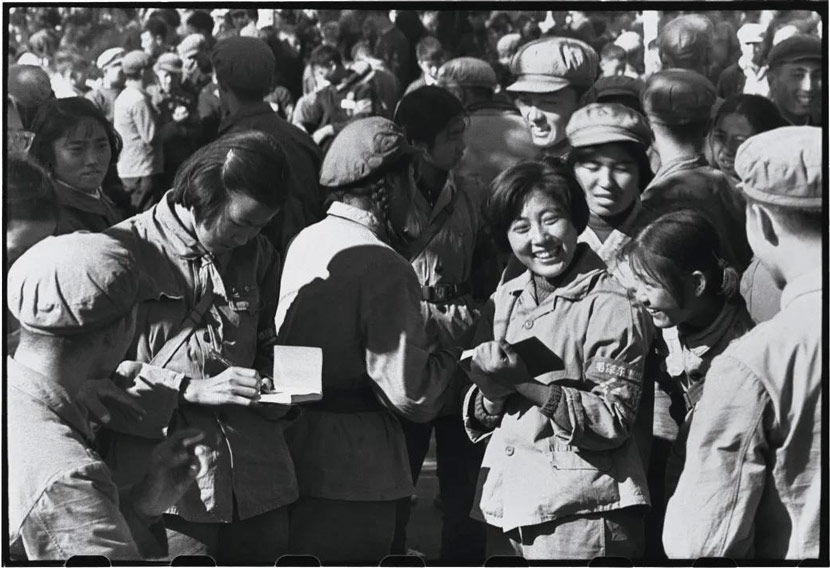 People record the time they saw Chairman Mao passing by on a jeep in Beijing, Oct. 18, 1966. Li Zhensheng/The Chinese University of Hong Kong Press