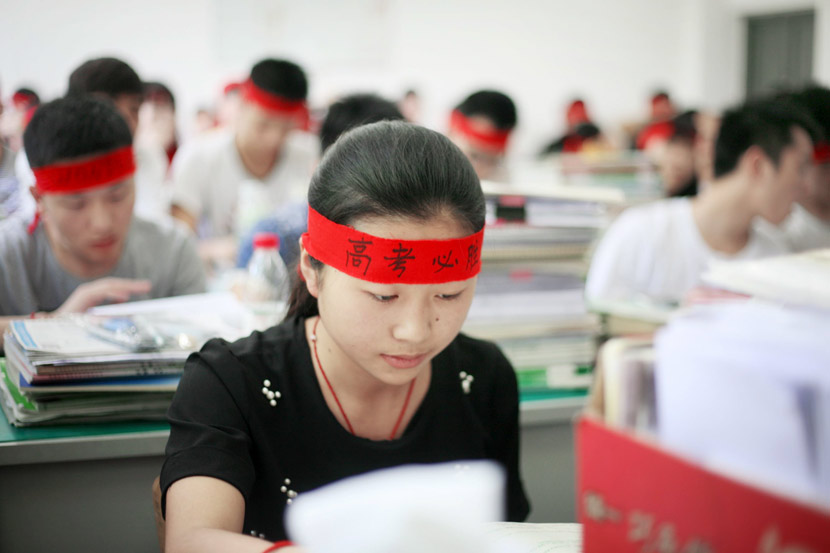“Gaokao” students take part in a study session at a high school in Mianyang, Sichuan province, June 5, 2015. Chen Dongdong/People Visual