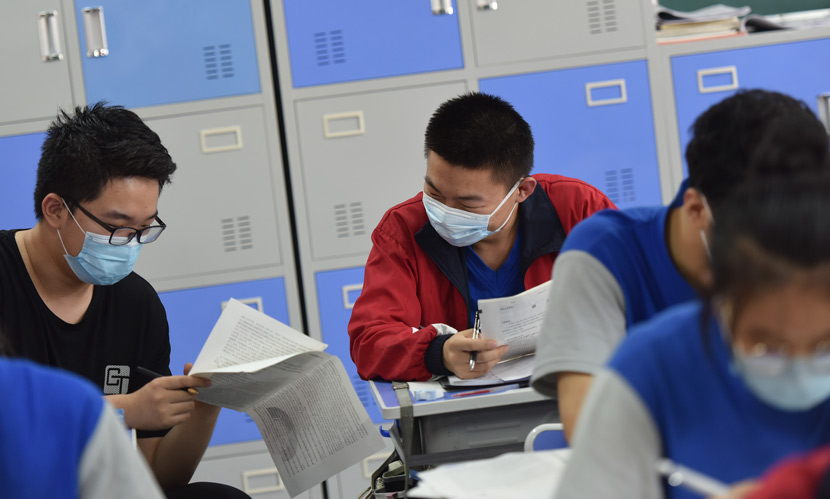 Students discuss examination questions at a high school in Taiyuan, Shanxi province, June 24, 2020. Deng Yinming/People Visual