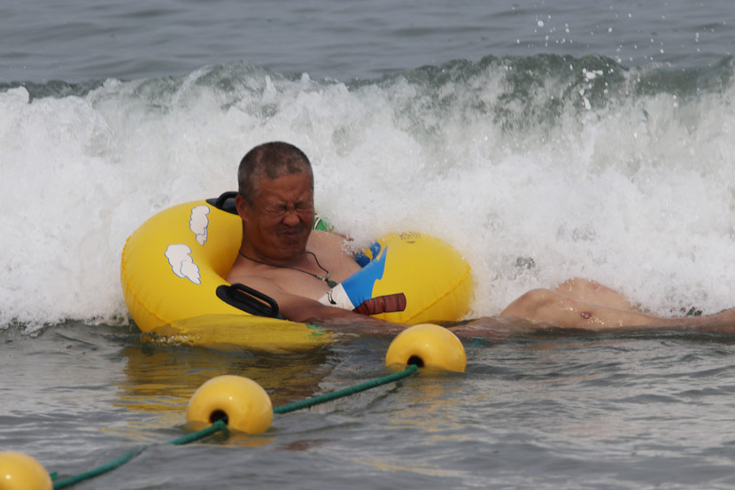 A man braces for impact in Qingdao, Shandong province, July 1, 2020. Huang Jiexian/IC