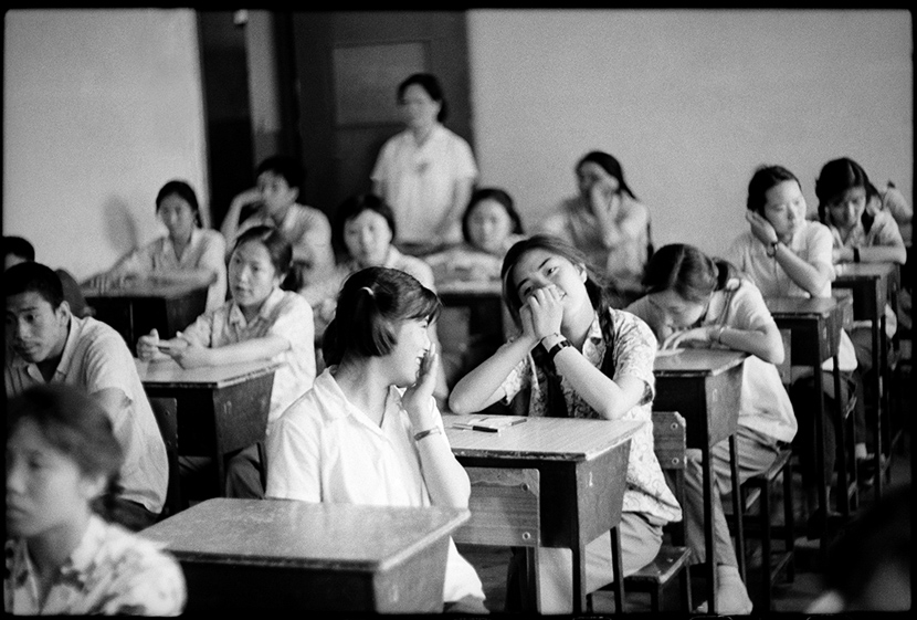 Students chat prior to the exam, Beijing, 1980. Ren Shulin for Sixth Tone