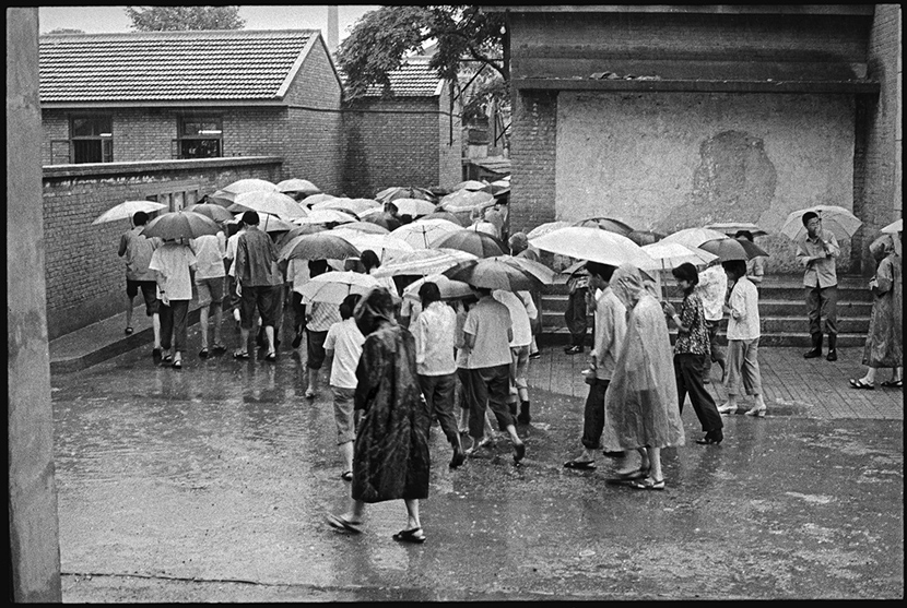 Rain falls during the exam, Beijing, 1981. Ren Shulin for Sixth Tone