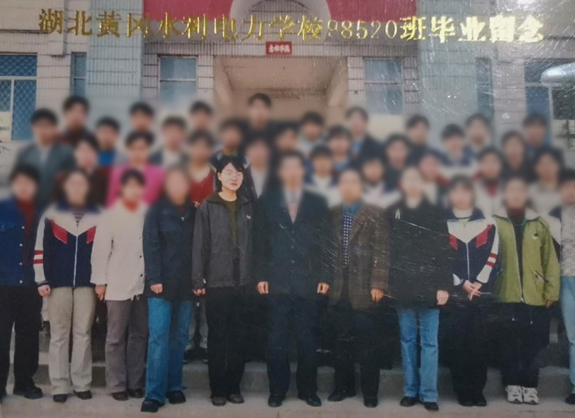 Gou Jing (first row, fifth from left) poses for a photo with her classmate at the vocational school in Huanggang, Hubei province, 2000. From @乔木DC on Weibo