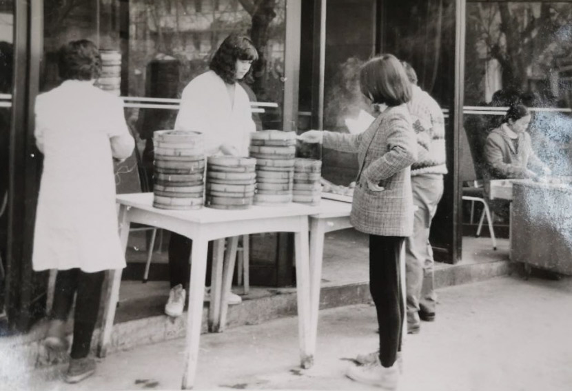 A breakfast vendor in the 1990s. From Kongfz.com