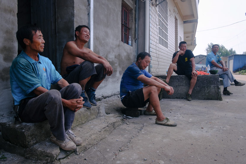 Dong Bangxing (second from left) and other villagers take a break in Jiangzhou Town, Jiangxi province, July 14, 2020. Wu Huiyuan/Sixth Tone