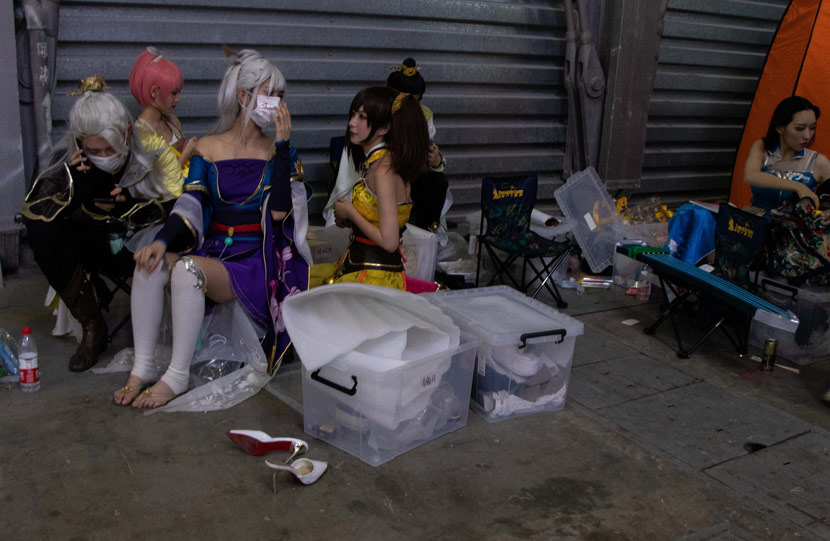 Cosplayers take a break during this year’s China Digital Entertainment Expo and Conference (ChinaJoy) in Shanghai, July 31, 2020. Kenrick Davis/Sixth Tone