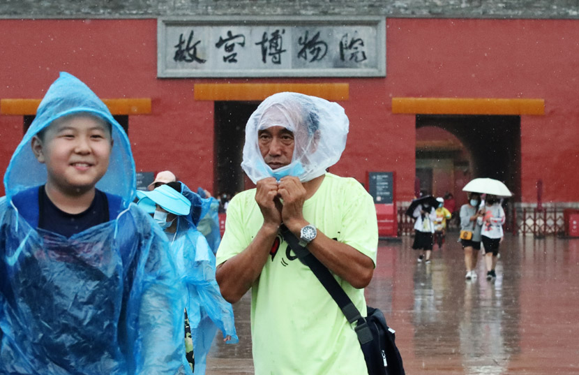 Tourists visit the Palace Museum on a rainy day in Beijing, July 31, 2020. IC