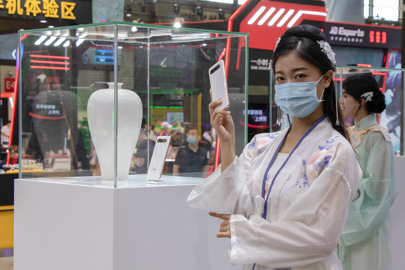 A woman in traditional “hanfu” clothing promotes a new smartphone during the ChinaJoy digital entertainment expo in Shanghai, July 31, 2020. Kenrick Davis/Sixth Tone