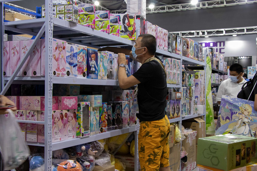 A man shops for “shouban,” or collectible action figures, during the ChinaJoy digital entertainment expo in Shanghai, July 31, 2020. Kenrick Davis/Sixth Tone