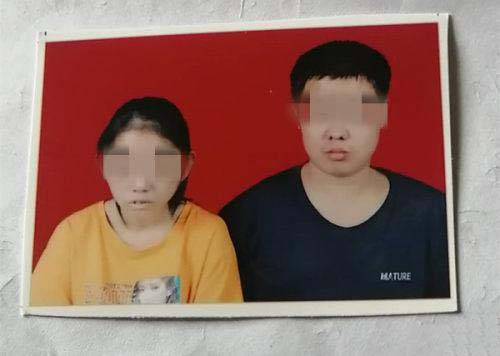A photo of the mentally disabled couple who tried to register their marriage at a civil affairs bureau in Ankang, Shaanxi province, but had their application rejected over doubts about the woman’s consent. From @华商报 on Weibo
