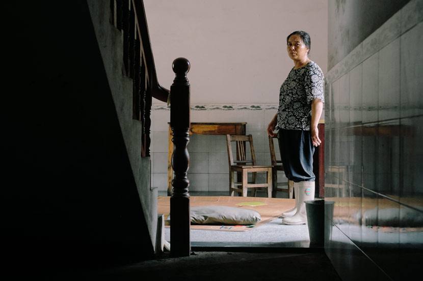 Gao Huazhen poses for a photo in her house in Xiaoyang Village, Duchang County, Jiangxi province, July 16, 2020. Wu Huiyuan/Sixth Tone