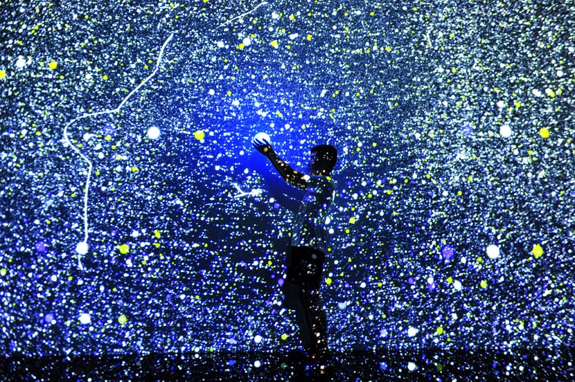 A man experiences “star night” at an exhibition in Qingdao, Shandong province, Aug. 2, 2020. Yu Fangping/People Visual