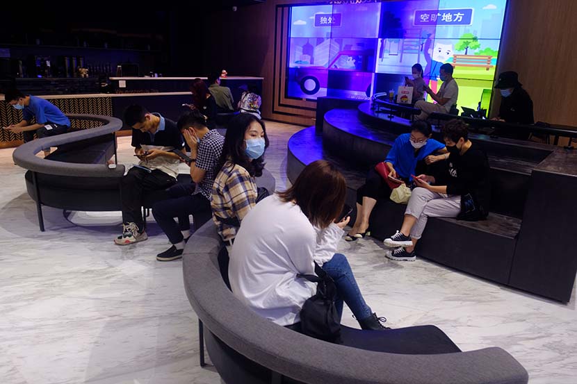 For the first time since movie theaters were ordered to close to contain the spread of the coronavirus, viewers wait to watch a film at a cinema in Shanghai, July 20, 2020. Wu Huiyuan/Sixth Tone