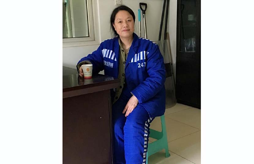 Li Sixia poses for a photo after her first trial in Shiquan County, Shaanxi province, Feb. 27, 2019. From @上游新闻 on Weibo