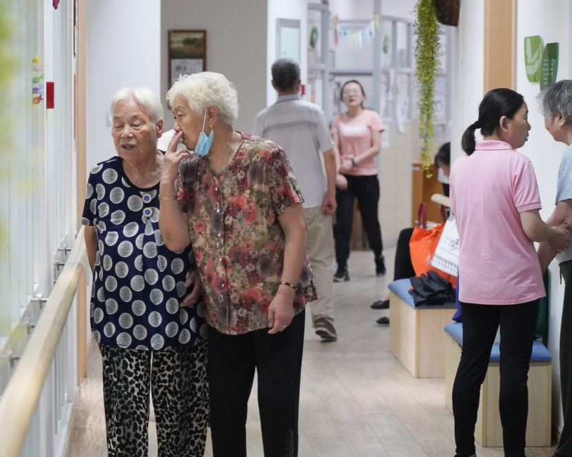 Elderly residents chat at a nursing home in Shanghai, July 9, 2020. Wu Ziyi for Sixth Tone