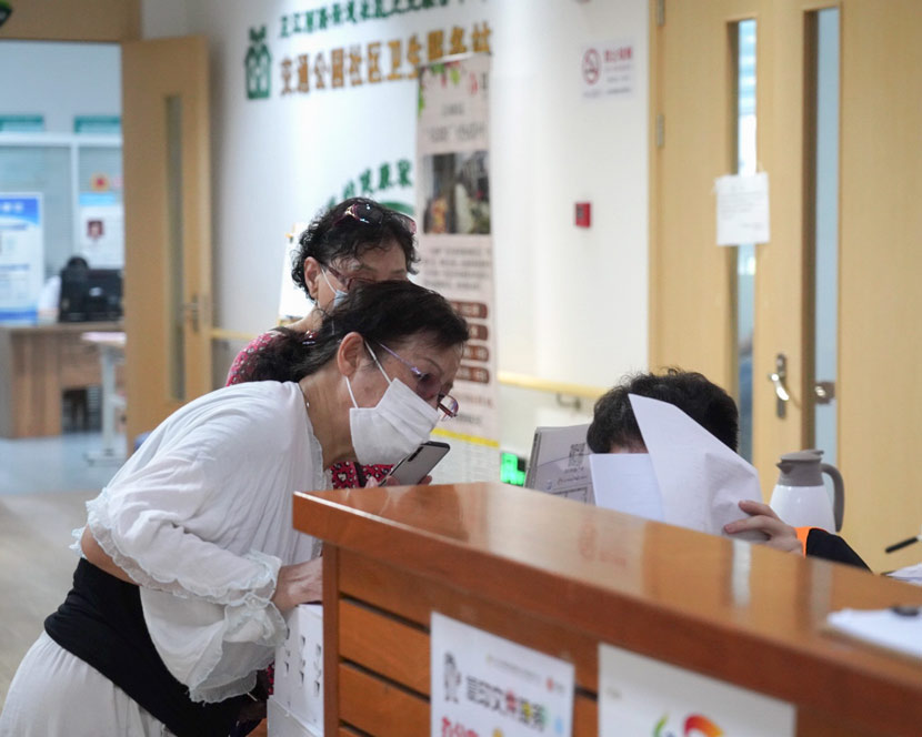 People consult a staff member at the inquiry desk of a nursing home in Shanghai, July 9, 2020. Wu Ziyi for Sixth Tone