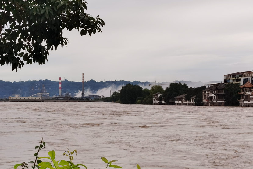 A view of chemical factories across the river in Wutongqiao District, Leshan, Sichuan province, Aug. 18, 2020. From @夕颜yuukao on Weibo