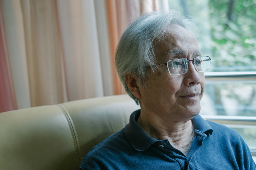 Composer Jin Fuzai poses for a photo at home in Shanghai, Aug. 3, 2017. Wu Huiyuan/Sixth Tone
