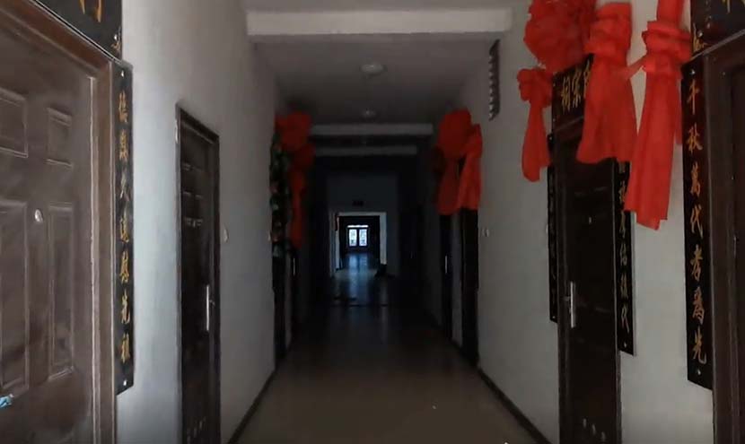 A video screenshot of a hallway at Jing’an Cemetery in Zhongtang Town, Tianjin. From @财经网 on Weibo