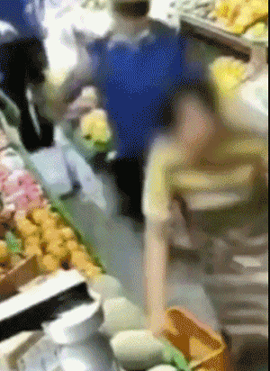 A GIF shows the altercation between a female vendor and a city management official in Chongqing, Sept. 7, 2020. From Weibo