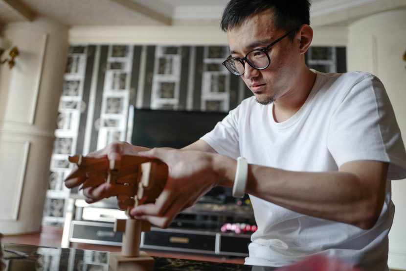 Tian Haibo demonstrates a “sunmao” technique, 2017. Courtesy of Tian Haibo